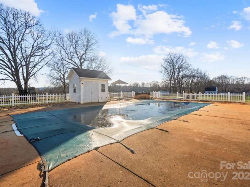 2745 River Meadows Court, Lincolnton, NC 28092.  MLS# CAR4223442, YatesRealty ID 5805. 