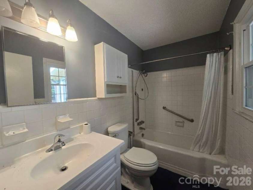 4449 Whispering Oaks Drive, Charlotte, NC 28213.  MLS# CAR4436983, YatesRealty ID 58056. Primary Bath