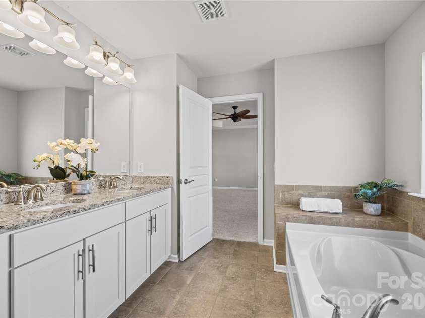 6607 Portland Rose Lane, Charlotte, NC 28210.  MLS# CAR4436431, YatesRealty ID 58063. 
