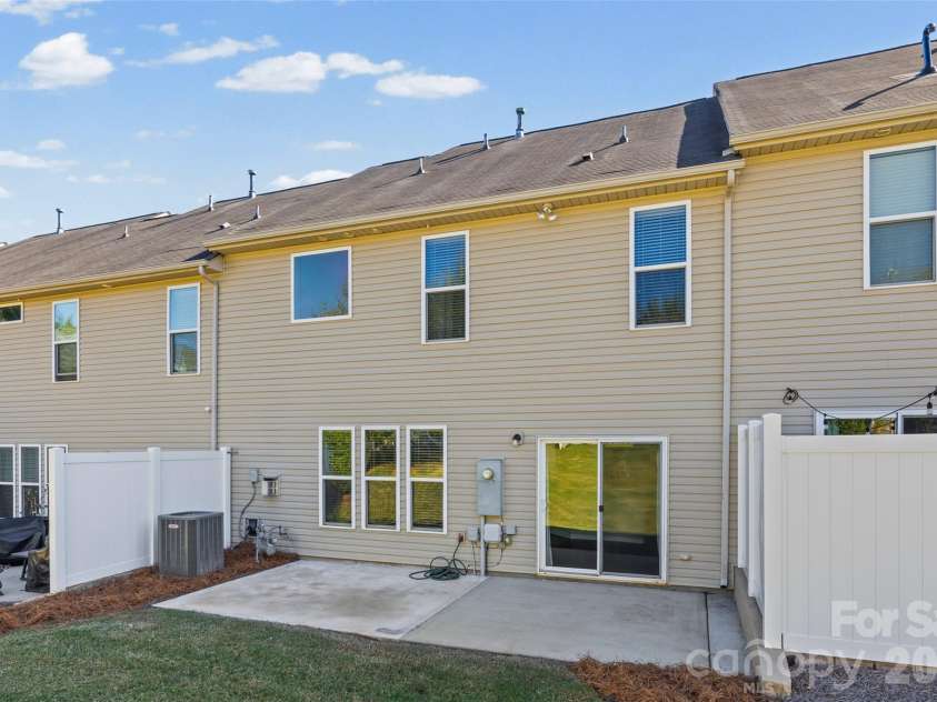 6607 Portland Rose Lane, Charlotte, NC 28210.  MLS# CAR4436431, YatesRealty ID 58063. 