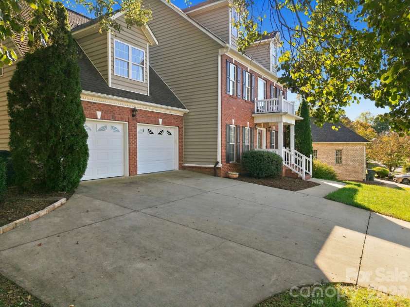 5045 Old River Drive, Hickory, NC 28602.  MLS# CAR4436894, YatesRealty ID 58066. 