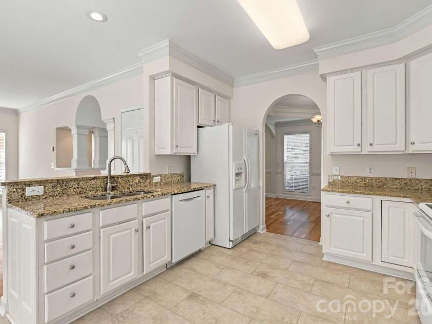 5045 Old River Drive, Hickory, NC 28602.  MLS# CAR4436894, YatesRealty ID 58066. 