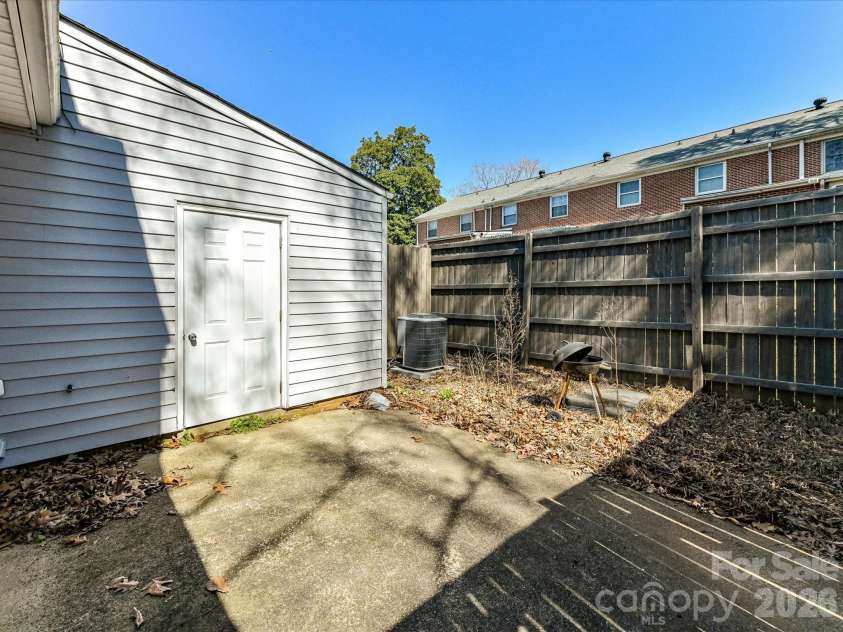 8322 Knights Bridge Road, Charlotte, NC 28210.  MLS# CAR4360992, YatesRealty ID 5807. 