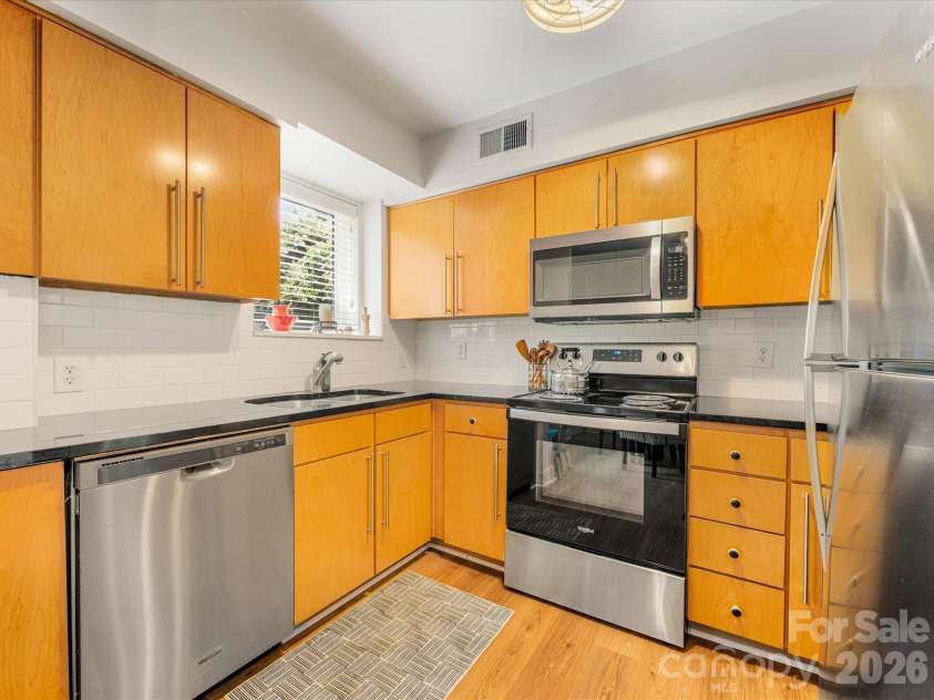 229 Dotger Avenue, Charlotte, NC 28207.  MLS# CAR4360978, YatesRealty ID 5808. 