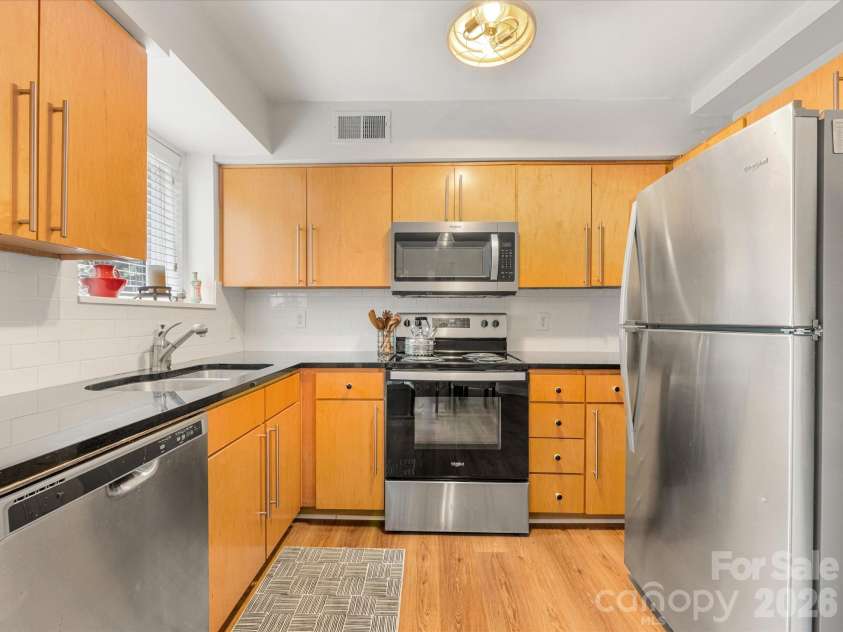 229 Dotger Avenue, Charlotte, NC 28207.  MLS# CAR4360978, YatesRealty ID 5808. 