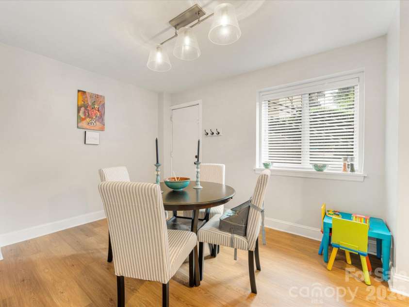 229 Dotger Avenue, Charlotte, NC 28207.  MLS# CAR4360978, YatesRealty ID 5808. 