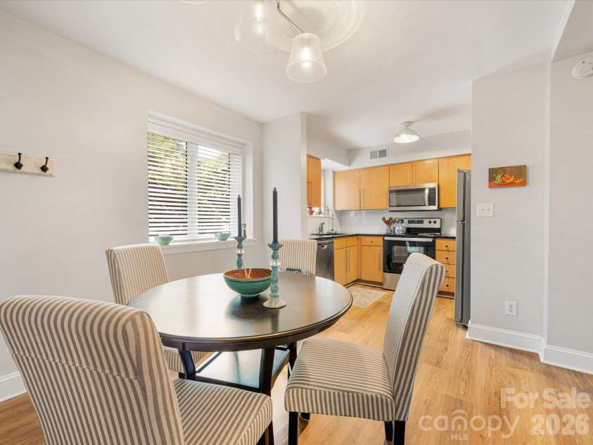 229 Dotger Avenue, Charlotte, NC 28207.  MLS# CAR4360978, YatesRealty ID 5808. 