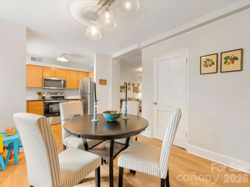 229 Dotger Avenue, Charlotte, NC 28207.  MLS# CAR4360978, YatesRealty ID 5808. 