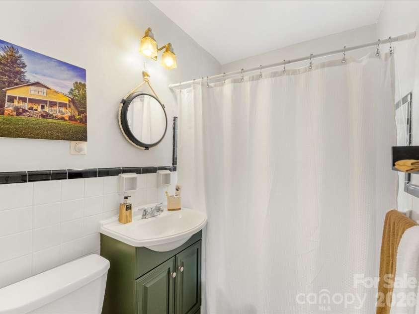 229 Dotger Avenue, Charlotte, NC 28207.  MLS# CAR4360978, YatesRealty ID 5808. 