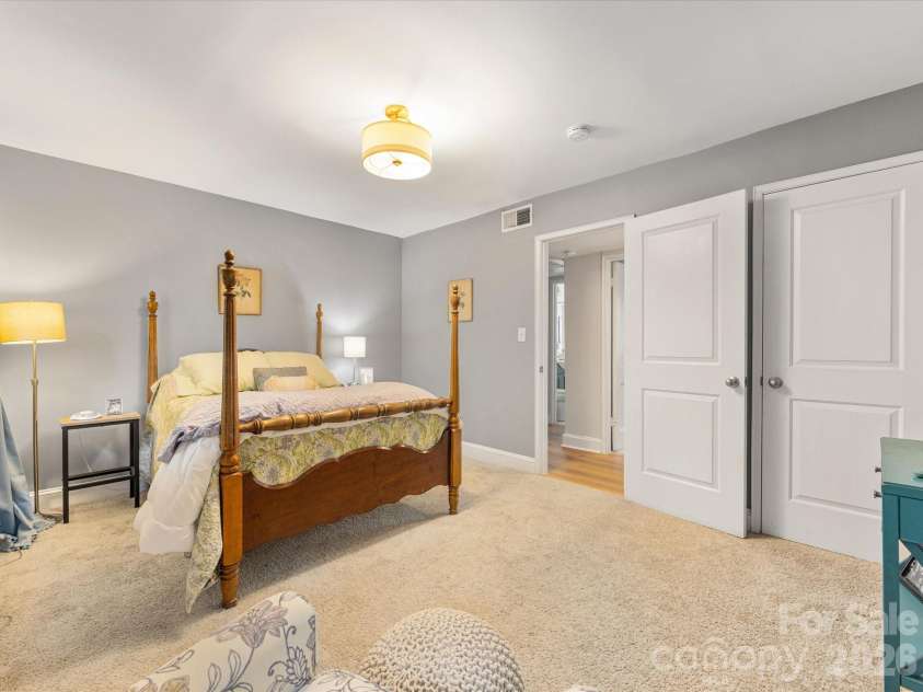 229 Dotger Avenue, Charlotte, NC 28207.  MLS# CAR4360978, YatesRealty ID 5808. 