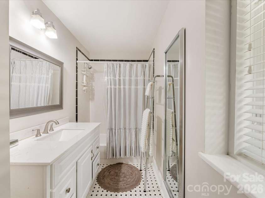 229 Dotger Avenue, Charlotte, NC 28207.  MLS# CAR4360978, YatesRealty ID 5808. 