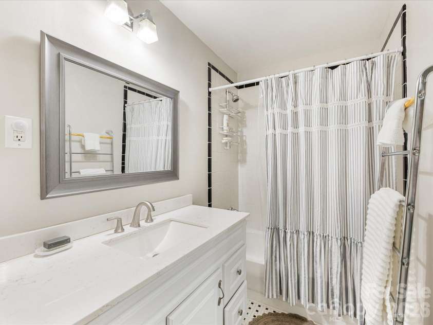 229 Dotger Avenue, Charlotte, NC 28207.  MLS# CAR4360978, YatesRealty ID 5808. 