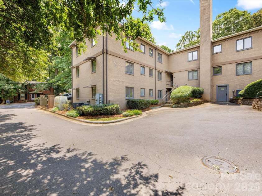 229 Dotger Avenue, Charlotte, NC 28207.  MLS# CAR4360978, YatesRealty ID 5808. 