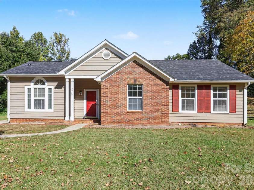 5929 Old Meadow Road, Charlotte, NC 28227.  MLS# CAR4436993, YatesRealty ID 58090. 