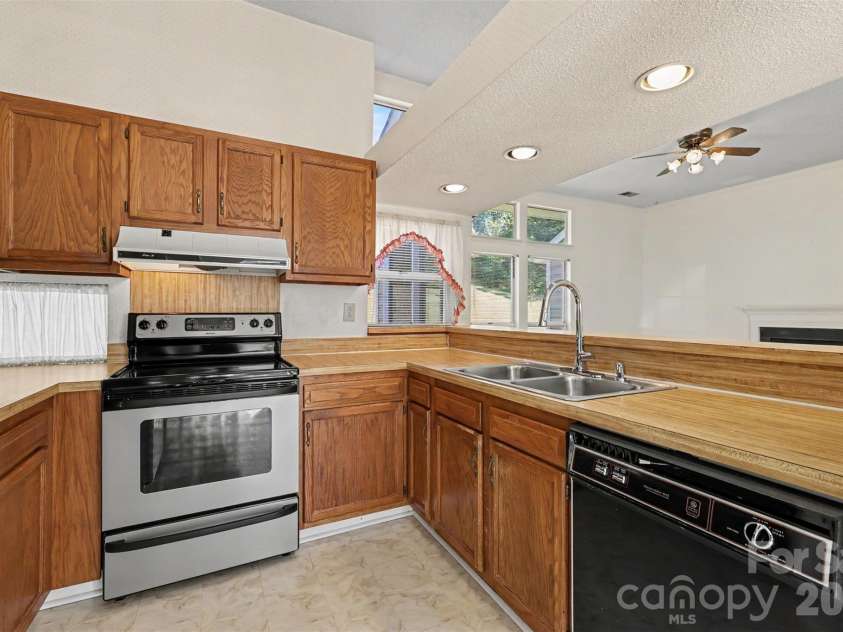 5929 Old Meadow Road, Charlotte, NC 28227.  MLS# CAR4436993, YatesRealty ID 58090. 
