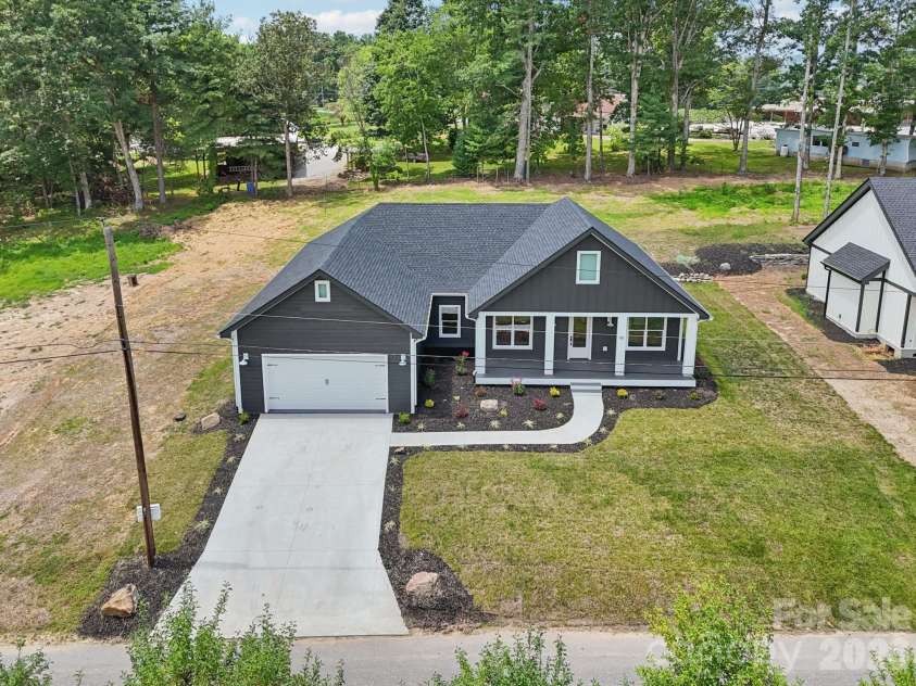 86 Point Hope Lane, Hendersonville, NC 28792.  MLS# CAR4264564, YatesRealty ID 581. 