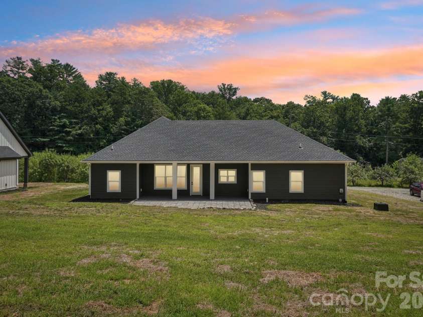 86 Point Hope Lane, Hendersonville, NC 28792.  MLS# CAR4264564, YatesRealty ID 581. 