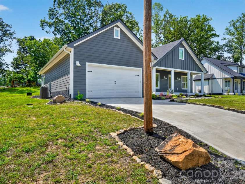 86 Point Hope Lane, Hendersonville, NC 28792.  MLS# CAR4264564, YatesRealty ID 581. 