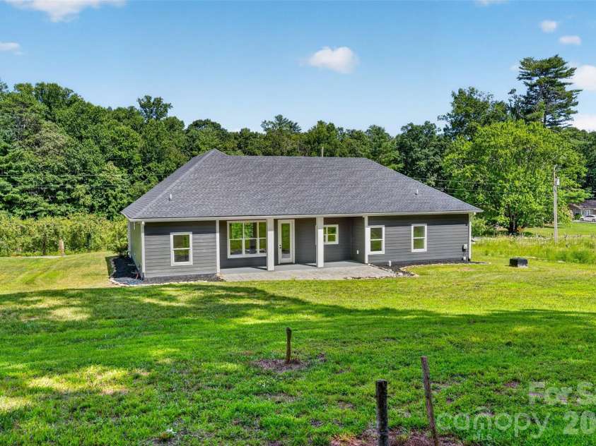 86 Point Hope Lane, Hendersonville, NC 28792.  MLS# CAR4264564, YatesRealty ID 581. 