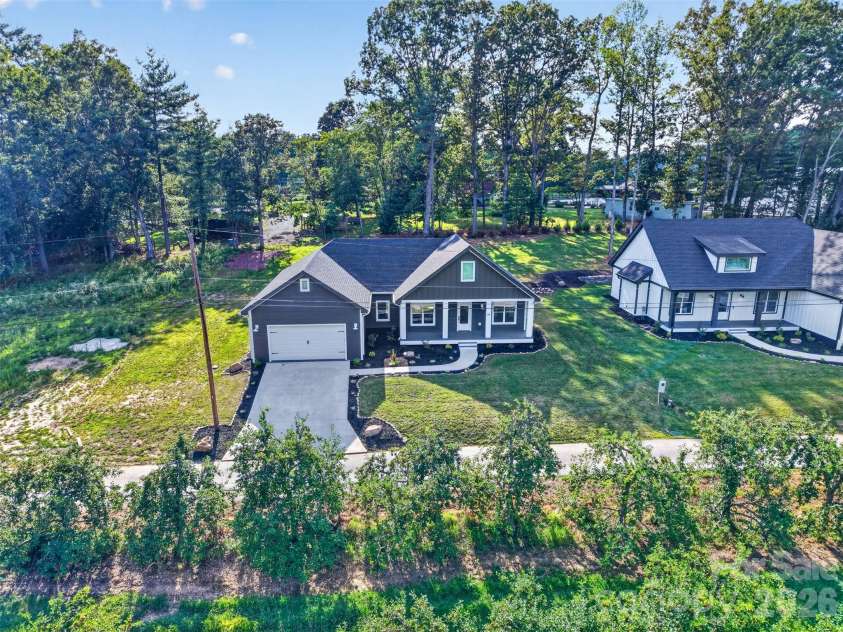 86 Point Hope Lane, Hendersonville, NC 28792.  MLS# CAR4264564, YatesRealty ID 581. 