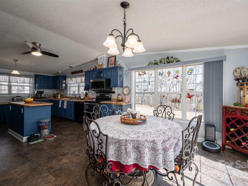 120 Dixie Drive, Shelby, NC 28021.  MLS# CAR4226499, YatesRealty ID 5810. Breakfast Area