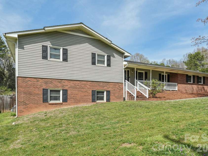 660 Peace Haven Road, Winston Salem, NC 27103.  MLS# CAR4361178, YatesRealty ID 5810. 