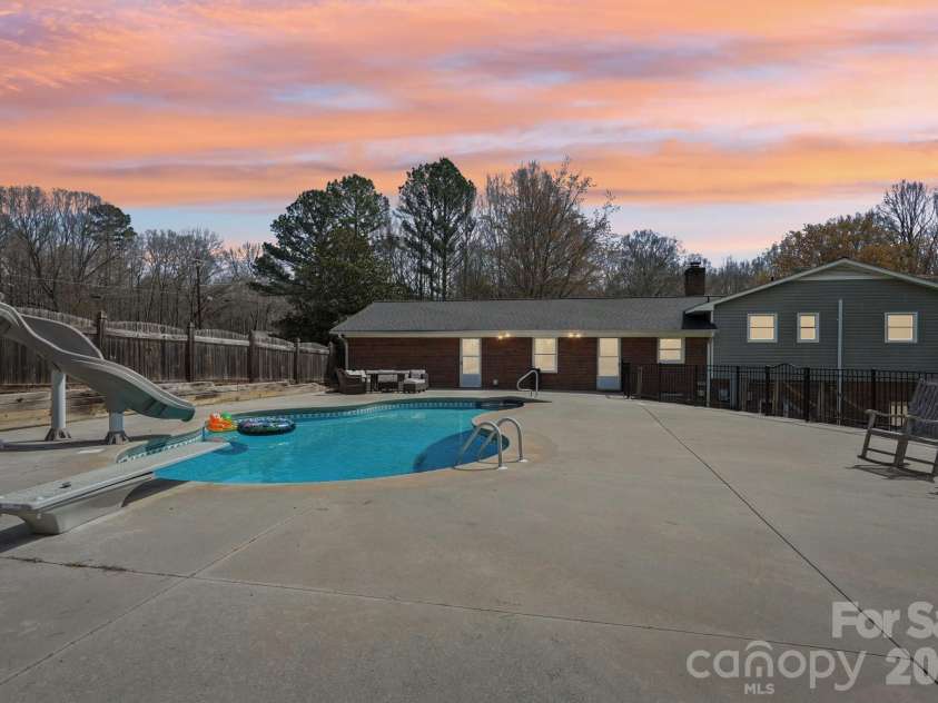660 Peace Haven Road, Winston Salem, NC 27103.  MLS# CAR4361178, YatesRealty ID 5810. 