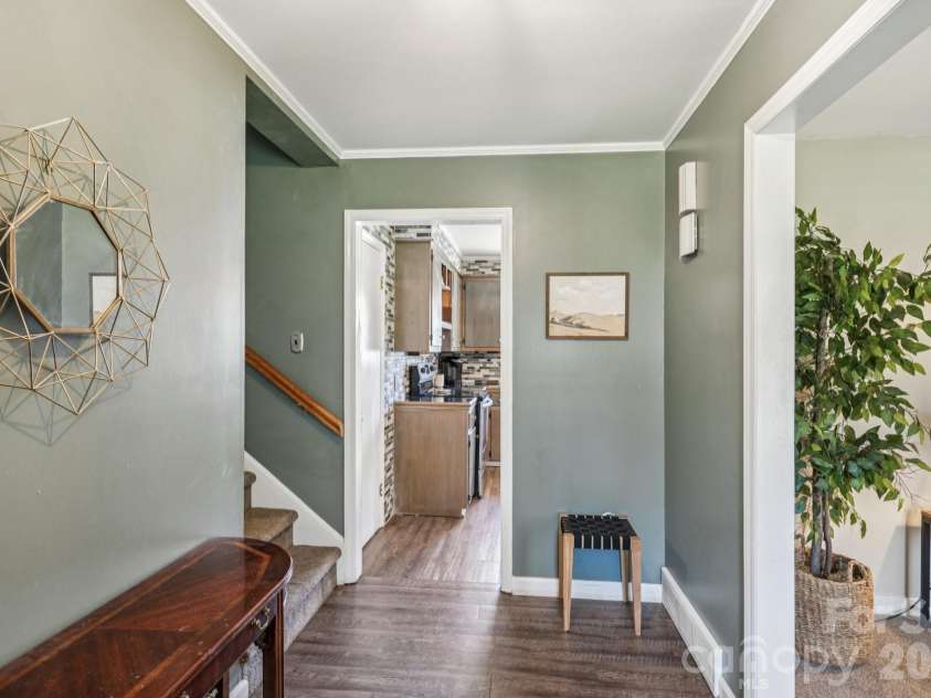 660 Peace Haven Road, Winston Salem, NC 27103.  MLS# CAR4361178, YatesRealty ID 5810. 