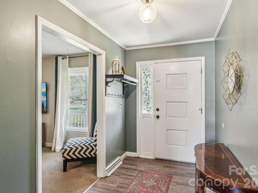 660 Peace Haven Road, Winston Salem, NC 27103.  MLS# CAR4361178, YatesRealty ID 5810. 