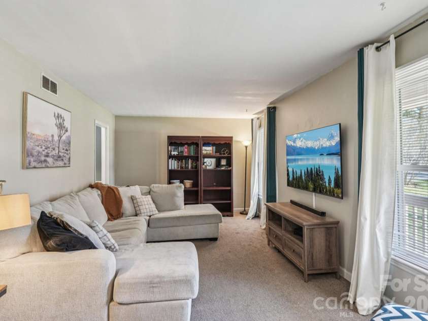 660 Peace Haven Road, Winston Salem, NC 27103.  MLS# CAR4361178, YatesRealty ID 5810. 