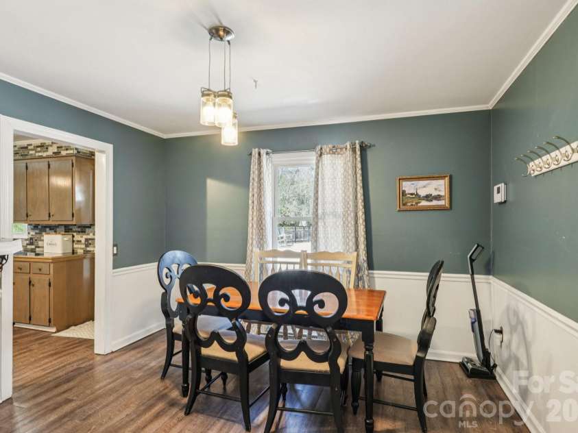 660 Peace Haven Road, Winston Salem, NC 27103.  MLS# CAR4361178, YatesRealty ID 5810. 
