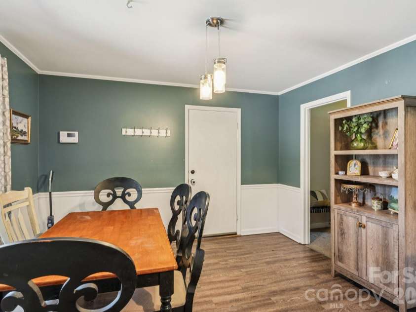 660 Peace Haven Road, Winston Salem, NC 27103.  MLS# CAR4361178, YatesRealty ID 5810. 