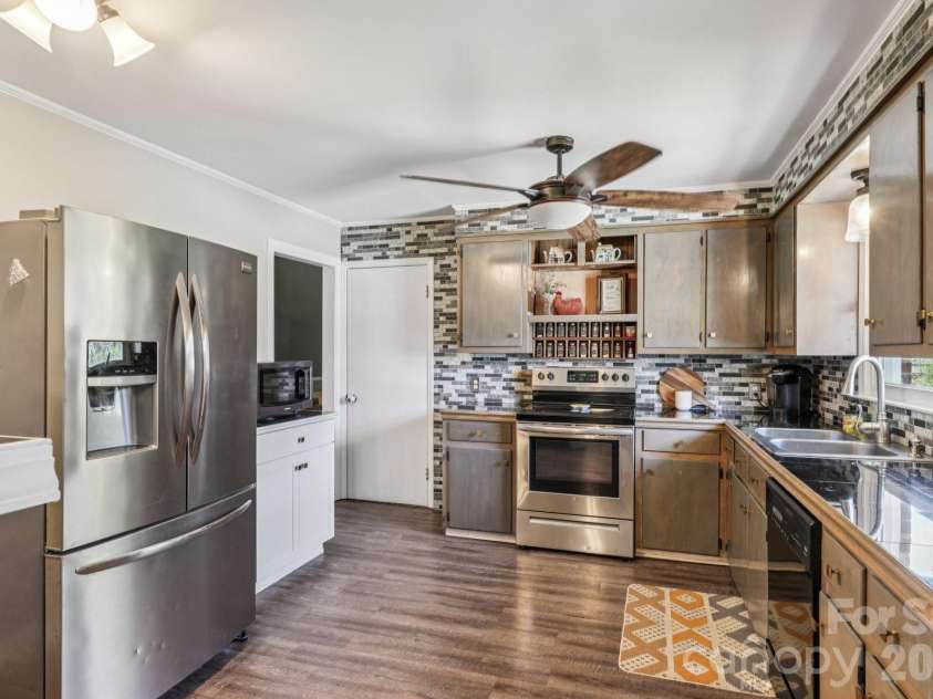 660 Peace Haven Road, Winston Salem, NC 27103.  MLS# CAR4361178, YatesRealty ID 5810. 