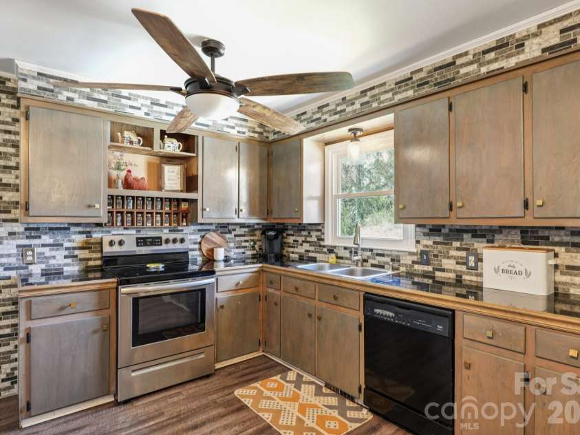 660 Peace Haven Road, Winston Salem, NC 27103.  MLS# CAR4361178, YatesRealty ID 5810. 