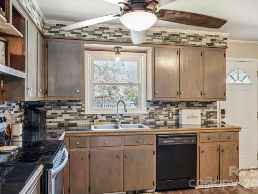660 Peace Haven Road, Winston Salem, NC 27103.  MLS# CAR4361178, YatesRealty ID 5810. 