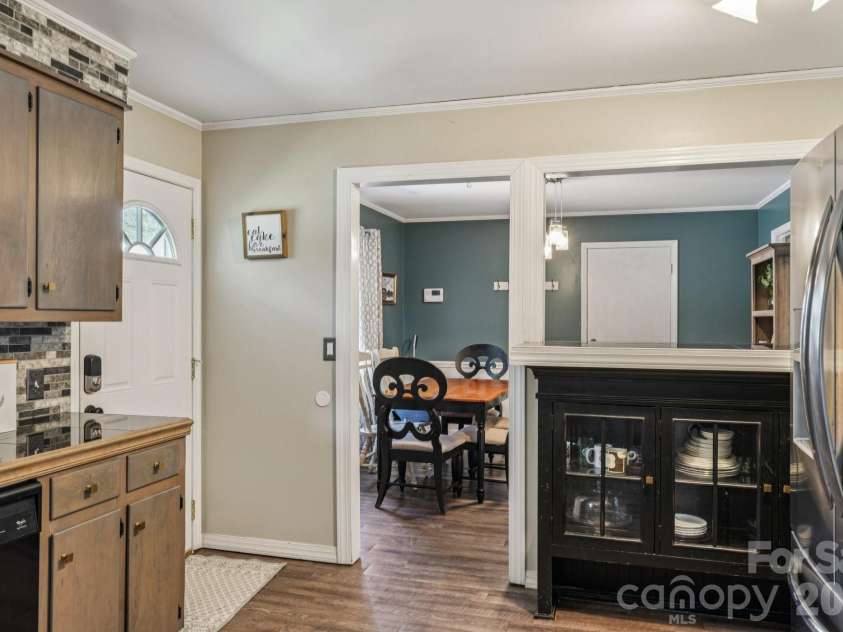 660 Peace Haven Road, Winston Salem, NC 27103.  MLS# CAR4361178, YatesRealty ID 5810. 