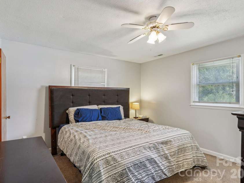 660 Peace Haven Road, Winston Salem, NC 27103.  MLS# CAR4361178, YatesRealty ID 5810. 