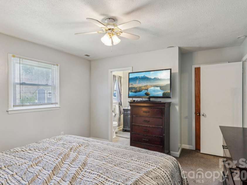 660 Peace Haven Road, Winston Salem, NC 27103.  MLS# CAR4361178, YatesRealty ID 5810. 