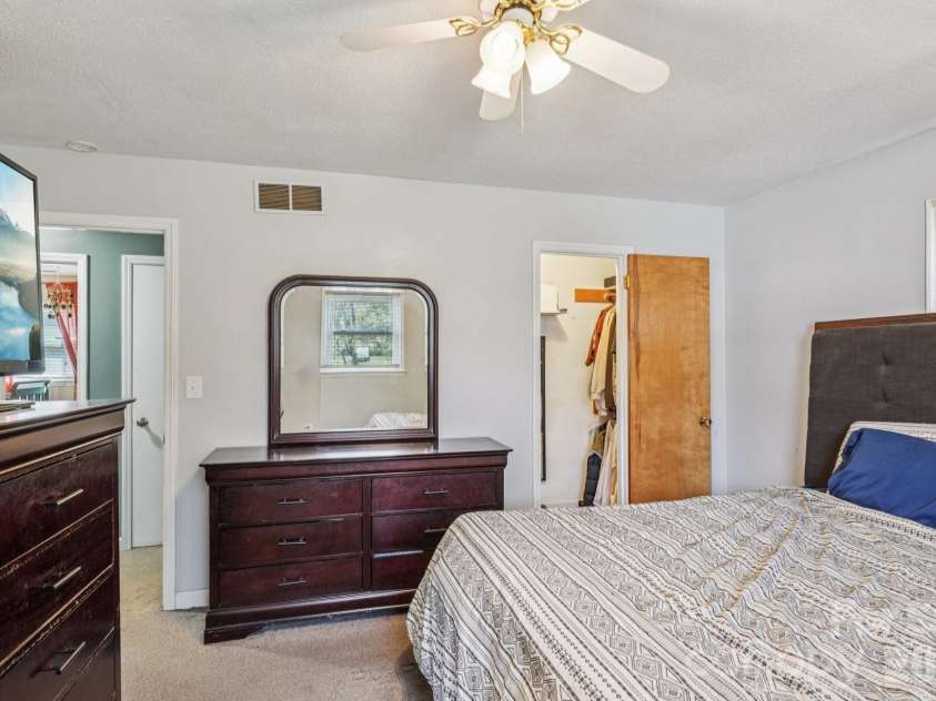 660 Peace Haven Road, Winston Salem, NC 27103.  MLS# CAR4361178, YatesRealty ID 5810. 