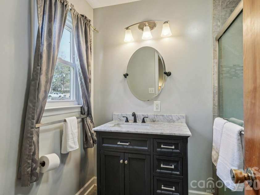 660 Peace Haven Road, Winston Salem, NC 27103.  MLS# CAR4361178, YatesRealty ID 5810. 