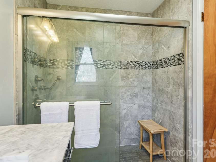 660 Peace Haven Road, Winston Salem, NC 27103.  MLS# CAR4361178, YatesRealty ID 5810. 