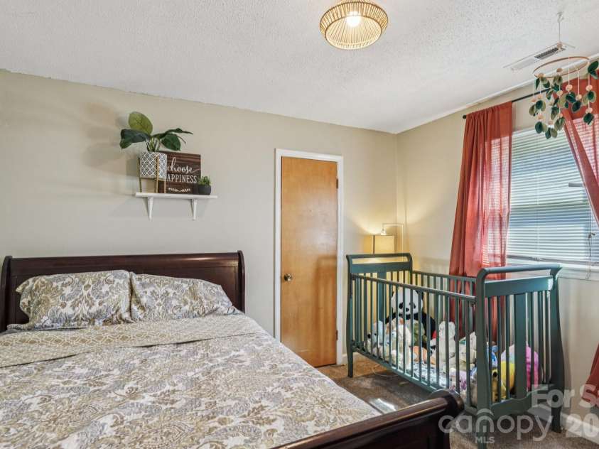 660 Peace Haven Road, Winston Salem, NC 27103.  MLS# CAR4361178, YatesRealty ID 5810. 