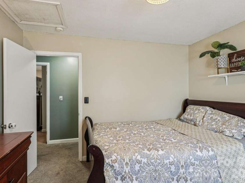 660 Peace Haven Road, Winston Salem, NC 27103.  MLS# CAR4361178, YatesRealty ID 5810. 