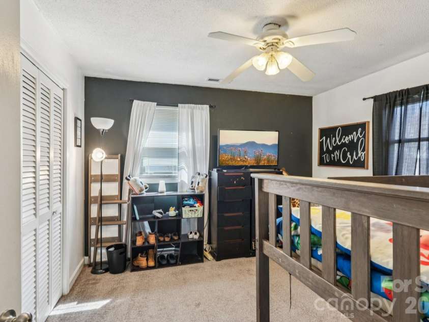 660 Peace Haven Road, Winston Salem, NC 27103.  MLS# CAR4361178, YatesRealty ID 5810. 