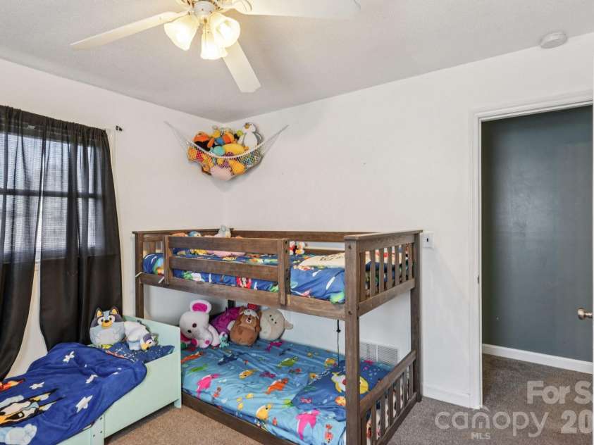 660 Peace Haven Road, Winston Salem, NC 27103.  MLS# CAR4361178, YatesRealty ID 5810. 