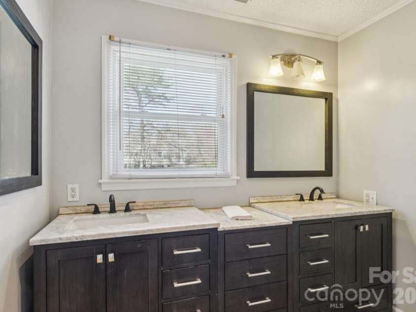 660 Peace Haven Road, Winston Salem, NC 27103.  MLS# CAR4361178, YatesRealty ID 5810. 