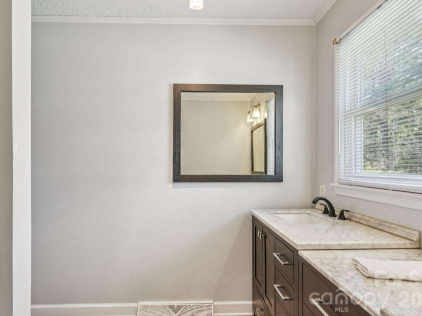660 Peace Haven Road, Winston Salem, NC 27103.  MLS# CAR4361178, YatesRealty ID 5810. 