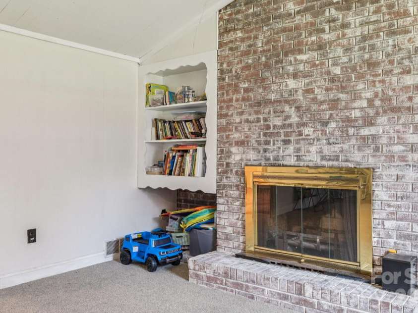 660 Peace Haven Road, Winston Salem, NC 27103.  MLS# CAR4361178, YatesRealty ID 5810. 