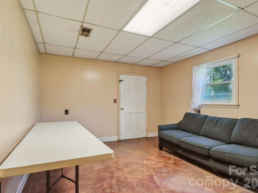660 Peace Haven Road, Winston Salem, NC 27103.  MLS# CAR4361178, YatesRealty ID 5810. 