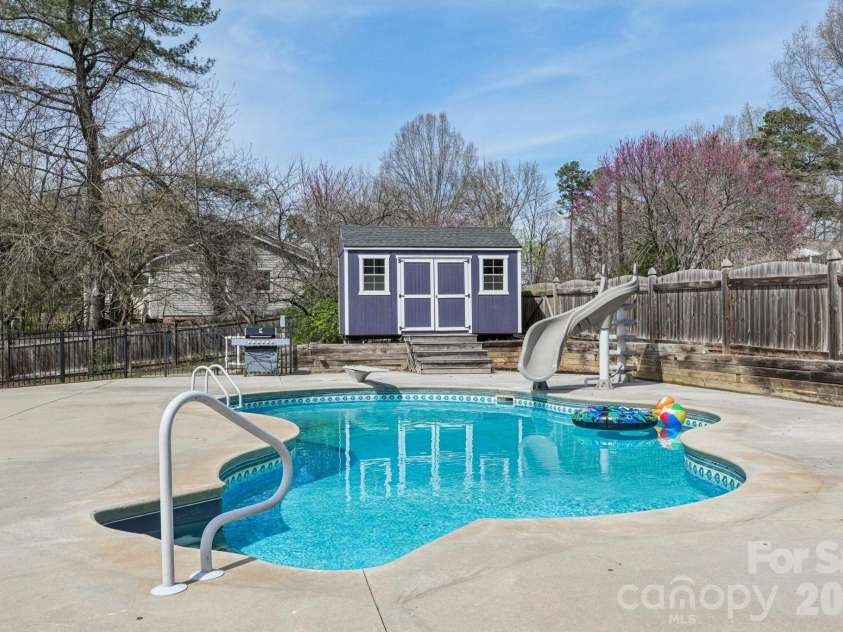 660 Peace Haven Road, Winston Salem, NC 27103.  MLS# CAR4361178, YatesRealty ID 5810. 